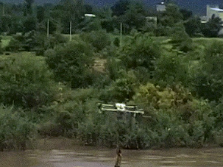 Bay drone cứu hai đứa trẻ mắc kẹt giữa sông