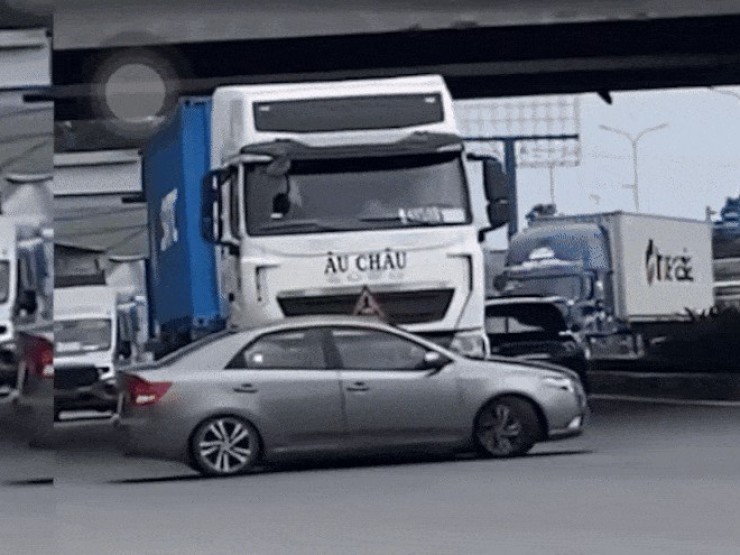 Xe container đẩy ô tô gần 100 m trên Quốc lộ 51