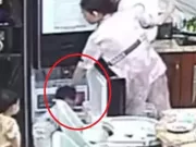 [CLIP] Xem camera giấu kín, sốc khi phát hiện bé 2 tuổi bị bảo mẫu bạo hành nhiều lần