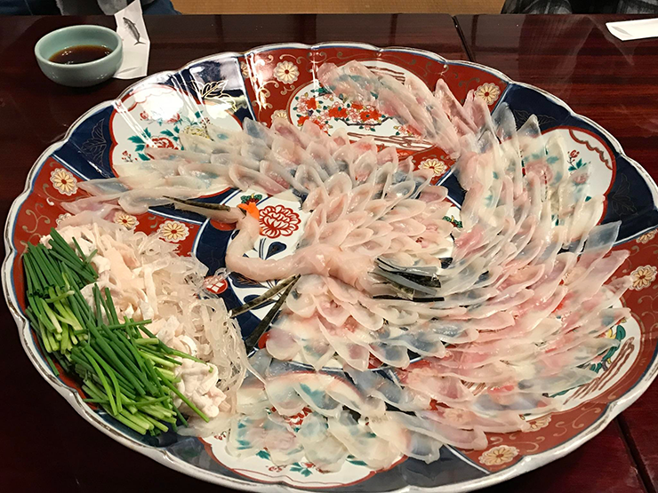 Cá nóc (fugu) là món ăn cao cấp bậc nhất tại Nhật Bản, nổi bật với hương vị thanh ngọt, thịt dai tuy nhiên độc tính của nó có thể gây tử vong nếu chế biến sai cách.
