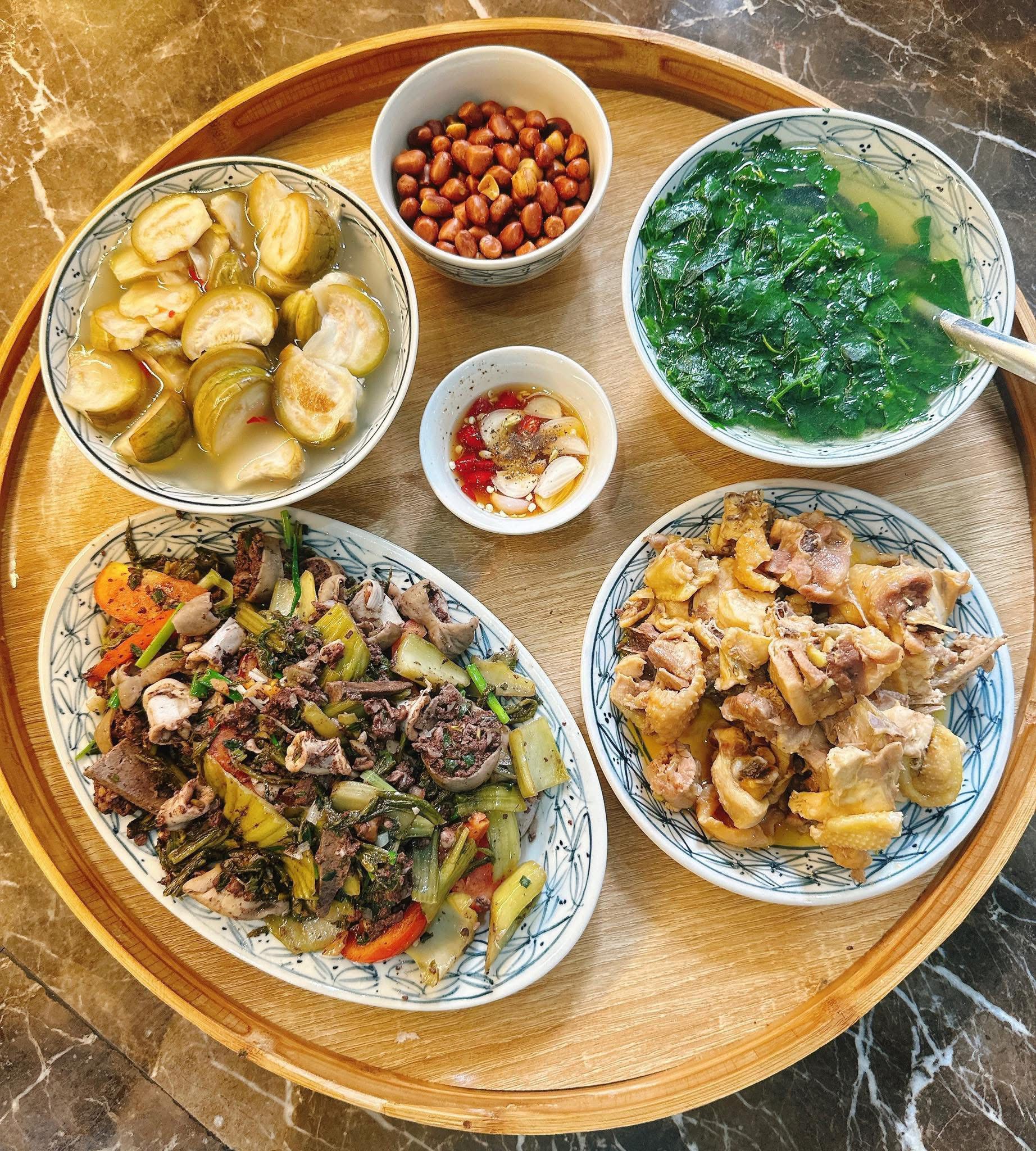Lạc rang muối - Lòng dồi xào dưa chua - Cà muối - Gà rang gừng - Canh rau ngót
