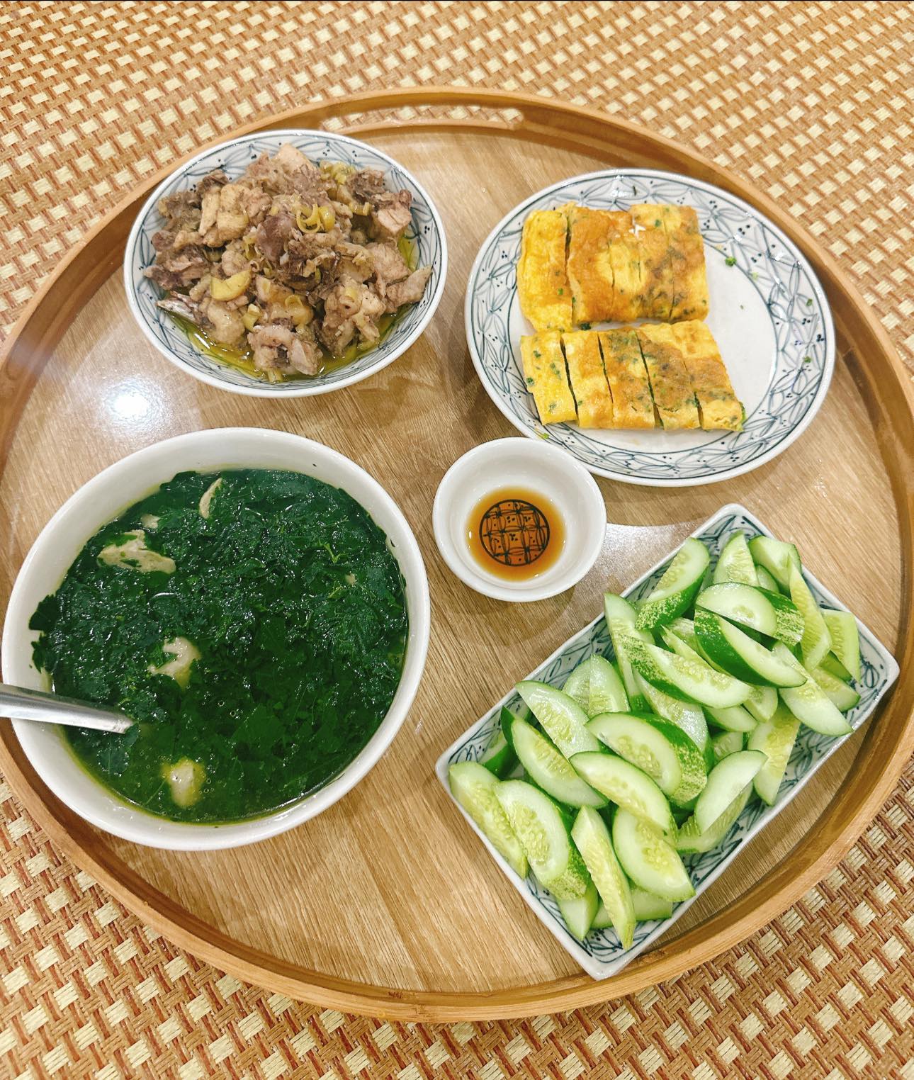 Gà rang gừng - Canh rau ngót mọc - Trứng cuộn - Dưa chuột