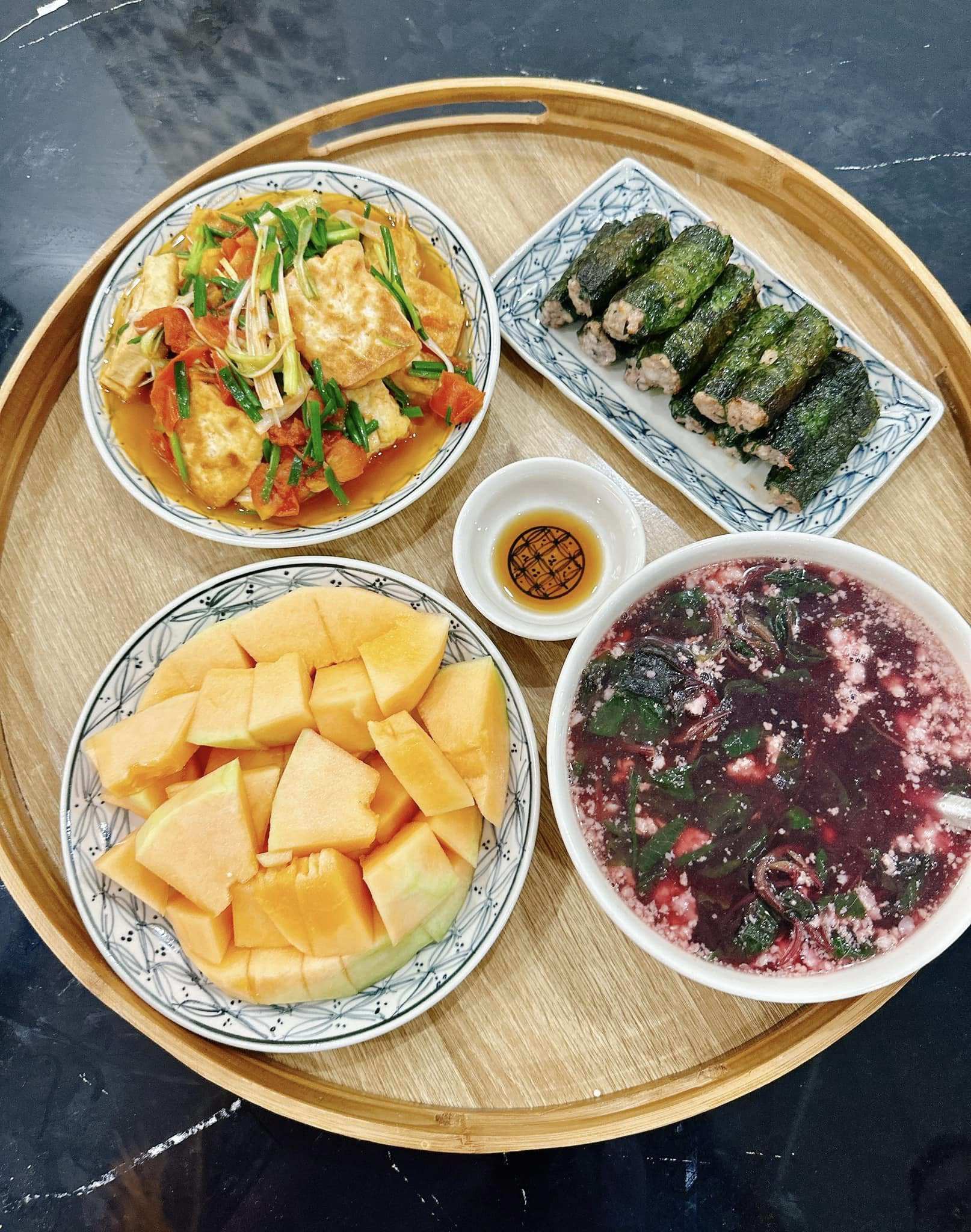 Đậu sốt cà chua - Chả lá lốt - Canh rau dền thịt băm - Dưa lưới