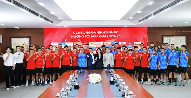 Ban lãnh đạo Ninh Bình FC và các cầu thủ chụp ảnh lưu niệm tại sự kiện