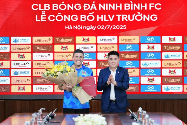 Ông Nguyễn Đức Thụy – Chủ tịch HĐQT LPBank trao quyết định bổ nhiệm ông Gerard Albadalejo, nhà cầm quân người Tây Ban Nha làm HLV trưởng của Ninh Bình FC mùa giải V.League 2025/26