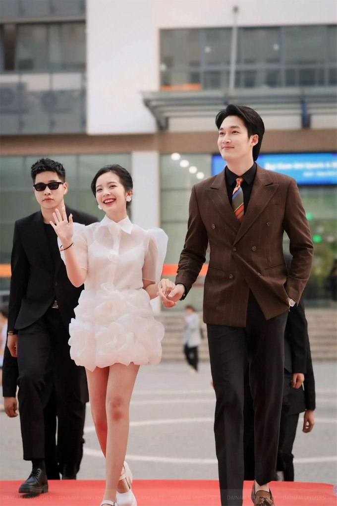 Đình Tú - Ngọc Huyền bén duyên cách đây hai năm khi cùng đóng chung phim truyền hình "Đừng nói khi yêu" nhưng luôn giấu giếm chuyện tình cảm với công chúng.