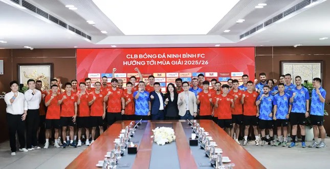 Ban lãnh đạo Ninh Bình FC và các cầu thủ chụp ảnh lưu niệm tại sự kiện