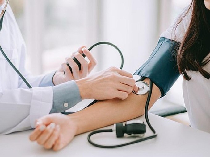 Huyết áp tăng cao không kiểm soát là biểu hiện thận quá tải hoặc suy yếu.