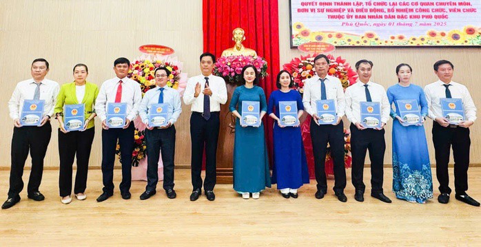 Ông Lê Quốc Anh trao quyết định bổ nhiệm cho cán bộ thuộc UBND đặc khu Phú Quốc