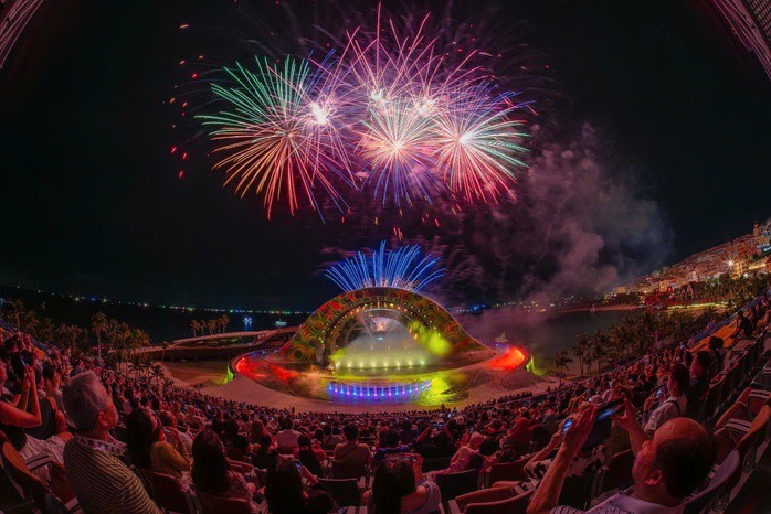 Phú Quốc có màn pháo hoa nghệ thuật hàng đêm, cùng những show diễn đẳng cấp quốc tế, những công trình biểu tượng vang danh thế giới như cáp treo 3 dây dài nhất thế giới, Cầu Hôn…