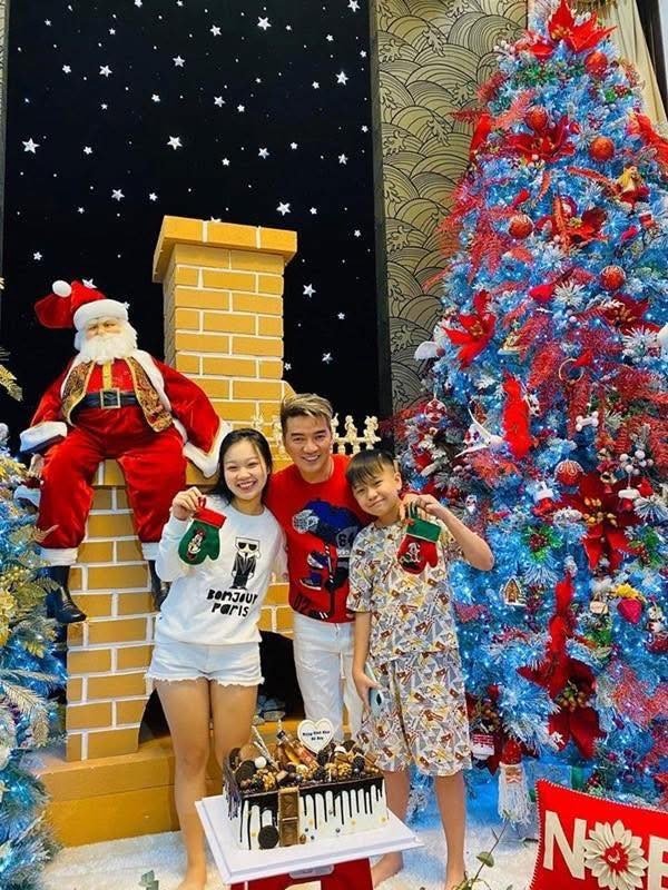 Mr Đàm cho biết, Lâm Quân ít nói, không một lần kêu ca khi phải vào bệnh viện nhiều lần. “Những vết mổ dài cả gang tay, những chiếc ốc, đinh sắt trong ngực con mà ba đã giấu suốt 10 năm qua. Tội nghiệp con tôi”, nam ca sĩ chia sẻ. Ảnh: FB Đàm Vĩnh Hưng.
