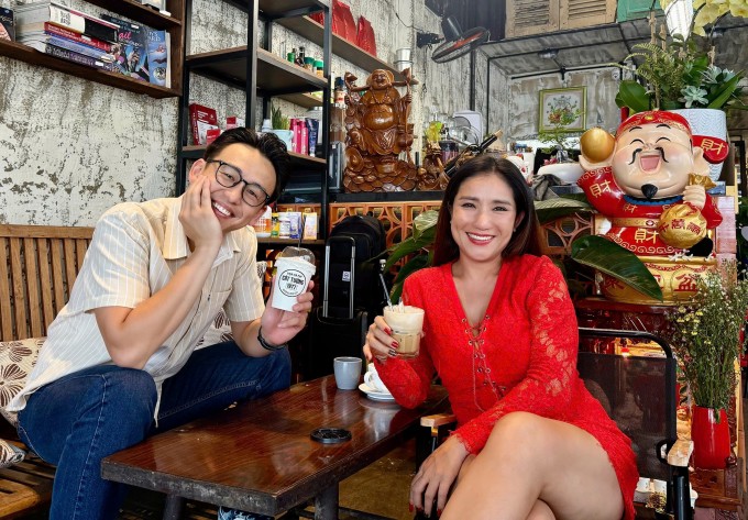 MC Quang Bảo đến ủng hộ quán cà phê của Cát Tường.
