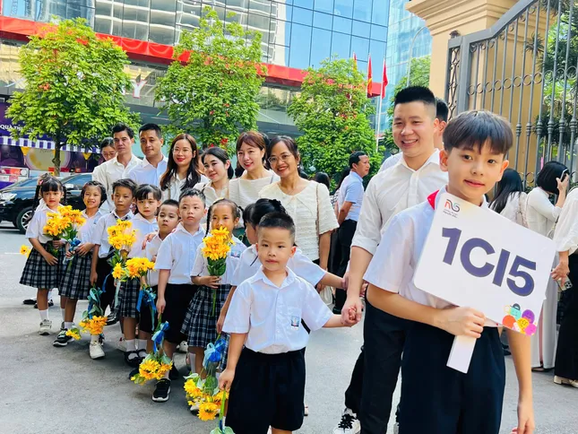 Thời điểm này, các trường học đang tuyển sinh đầu cấp theo hình thức trực tuyến.