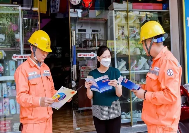 Tổng Công ty Điện lực TP. Hà Nội (EVNHANOI) cho biết, trong tháng 6/2025, sản lượng điện bình quân theo ngày trên toàn địa bàn Hà Nội đạt hơn 90 triệu kWh, tăng 12% so với cùng kỳ năm 2024.