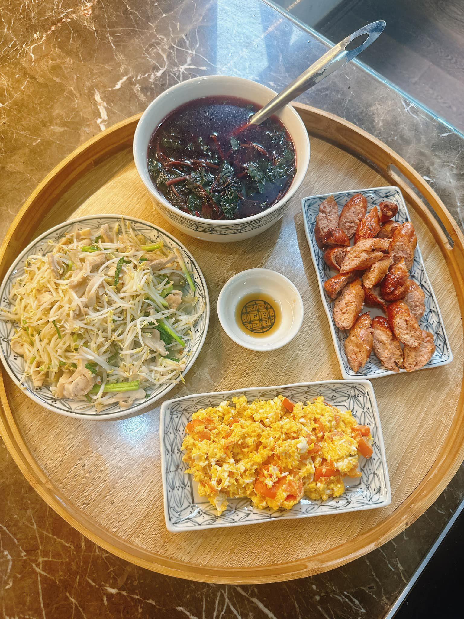 Gà xào giá đỗ - Lạp xưởng - Trứng xào cà chua - Canh rau dền
