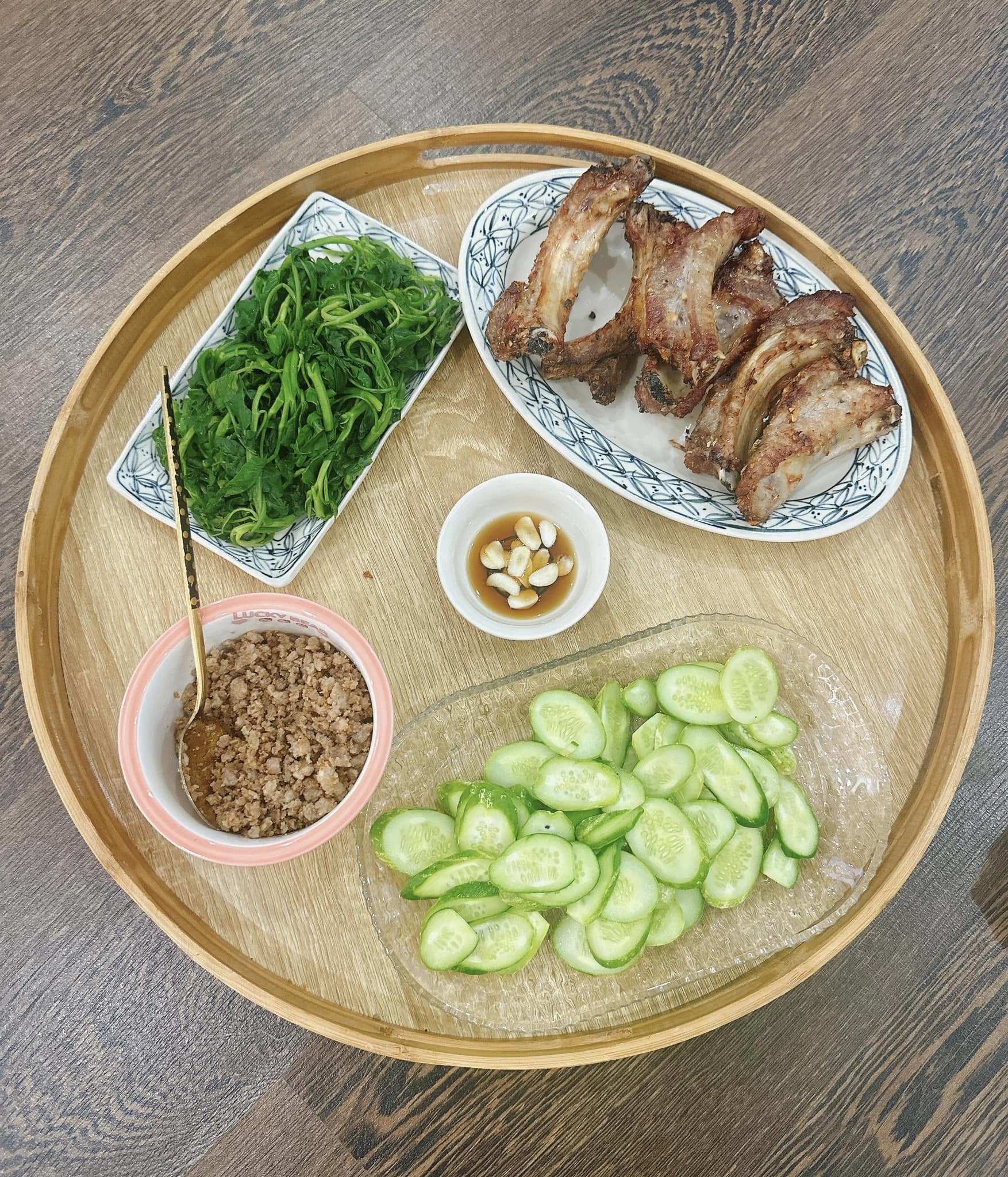 Thịt băm rang - Sườn nướng - Rau muống luộc - Dưa chuột