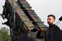 Thế giới 24h: Ông Zelensky lên tiếng chuyện Mỹ dừng gửi vũ khí