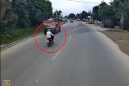 Clip: Va chạm kinh hoàng khi xe máy lao ngược chiều vào đầu ô tô tải