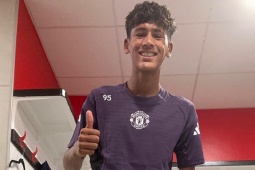 MU phá lệ vì  " Messi nhí "  14 tuổi: Tâng bóng 1.000 lần, chơi giống Ronaldo