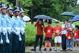 Người dân đội mưa xem bộ đội hợp luyện diễu binh