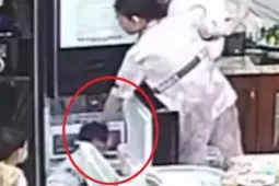 [CLIP] Xem camera giấu kín, sốc khi phát hiện bé 2 tuổi bị bảo mẫu bạo hành nhiều lần