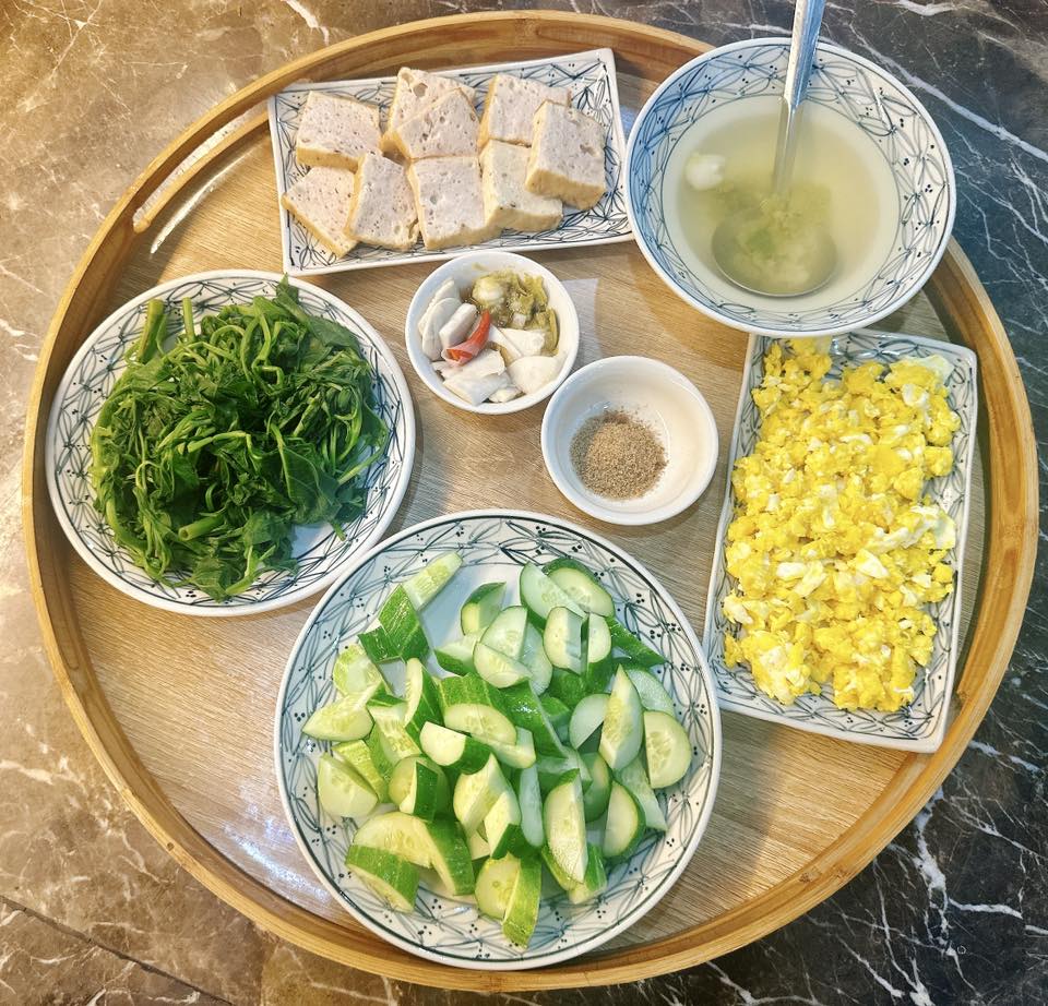 Rau muống luộc - Chả hấp - Trứng xào - Măng ngâm