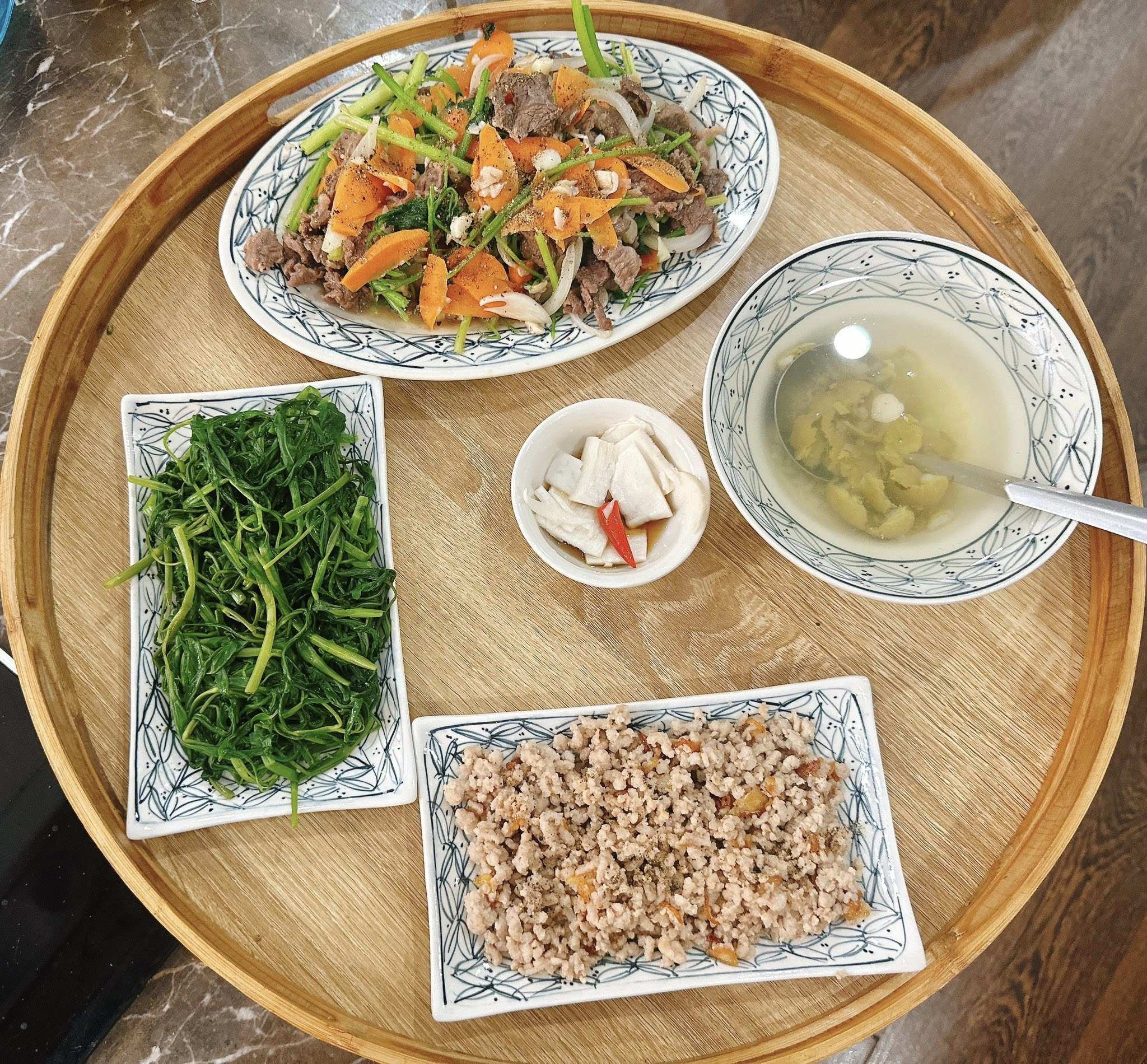 Bò xào cần tây - Rau muống luộc - Thịt băm rang - Măng chua