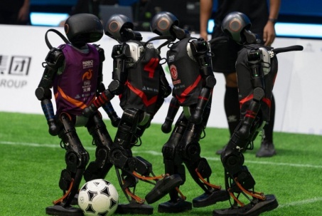 Đầu tiên trên thế giới: Robot hình người Trung Quốc thi đấu bóng đá