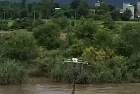 Bay drone cứu hai đứa trẻ mắc kẹt giữa dòng lũ