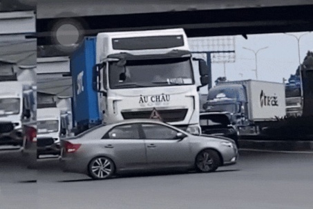 Xe container đẩy ô tô gần 100 m trên Quốc lộ 51