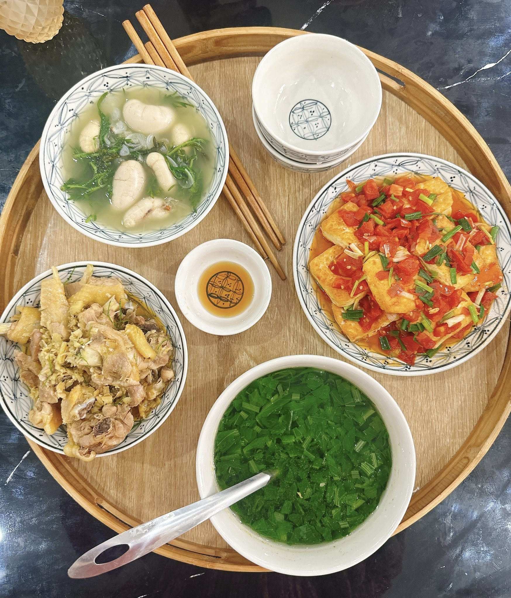 Gà rang gừng - Kê hấp ngải - Rau cải nấu canh - Đậu sốt cà chua