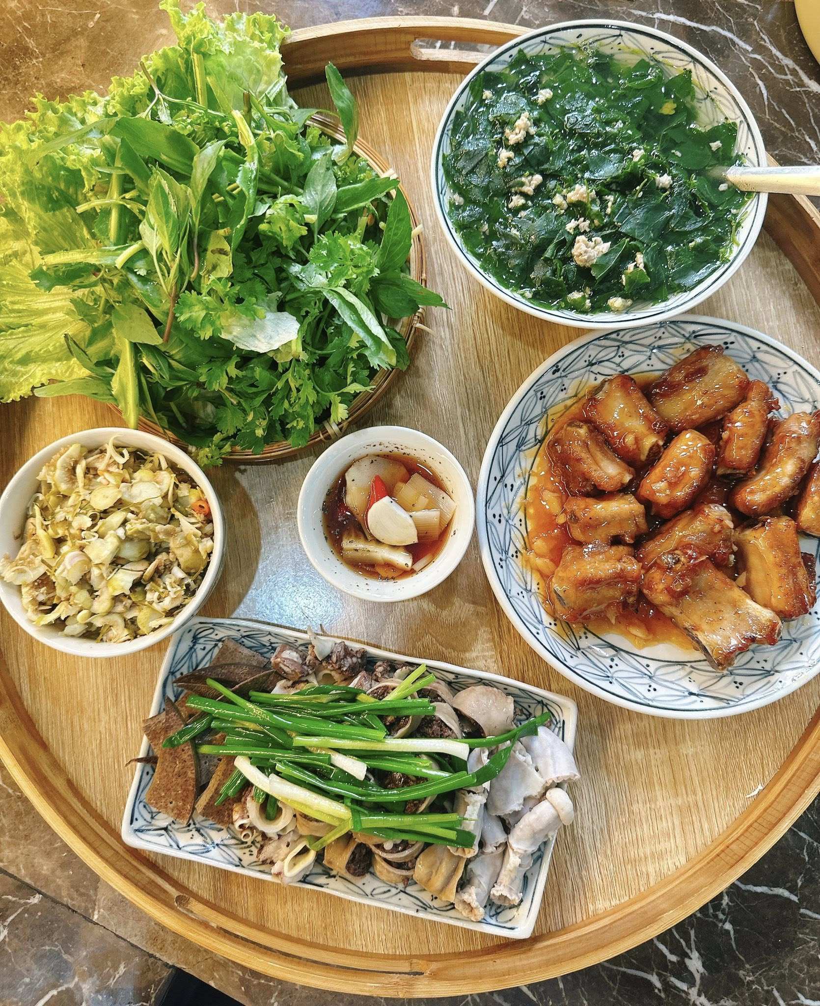 Rau ngót nấu thịt băm - Lòng lợn luộc&nbsp;- Sườn chua ngọt - Sung muối