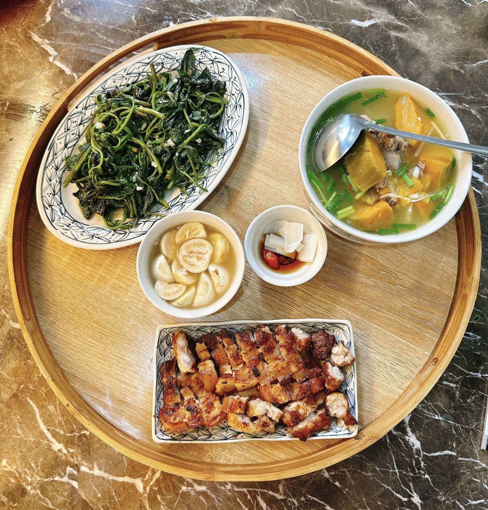 Rau lang xào tỏi - Thịt ba chỉ nướng - Canh bí đỏ hầm xương