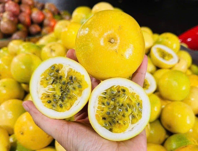 Chanh leo vàng ngoài màu sắc đẹp mắt thì còn thơm như mùi ổi chín và ngọt hơn các loại chanh khác.