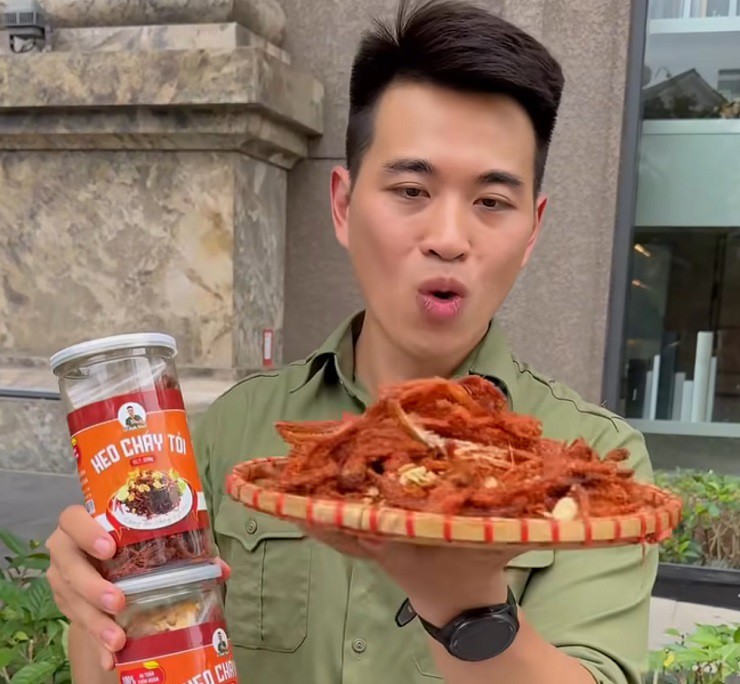 Lê Anh Nuôi quảng cáo khô heo cháy tỏi.