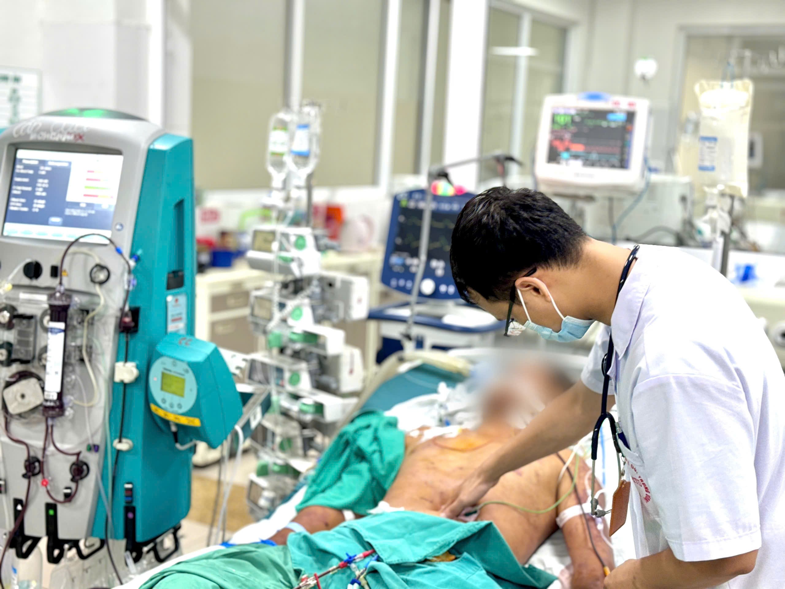 Bác sĩ thăm khám cho bệnh nhân.