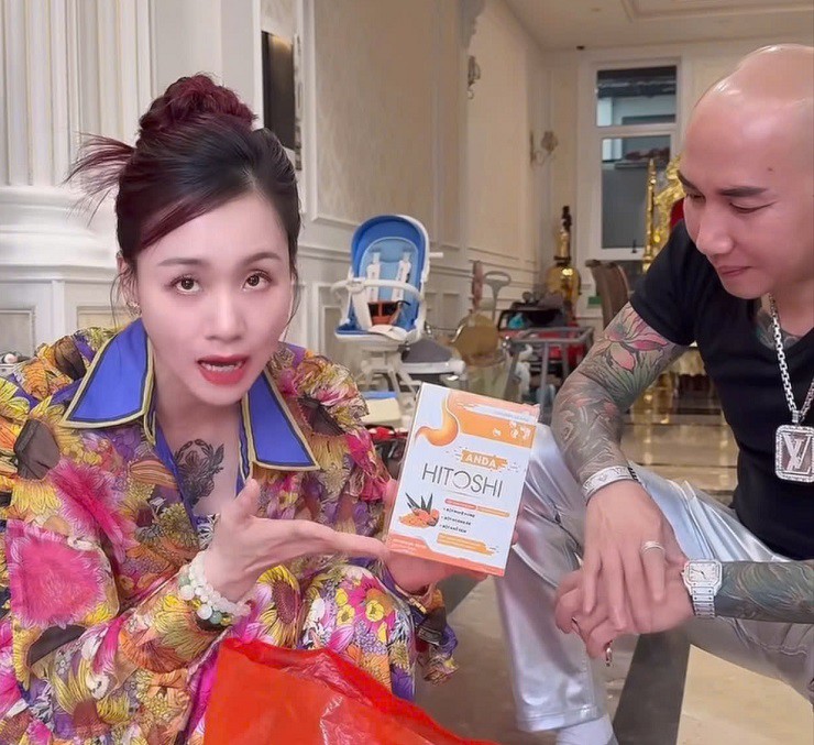 Phú Lê cùng vợ quảng cáo thực phẩm chức năng cho dạ dày.