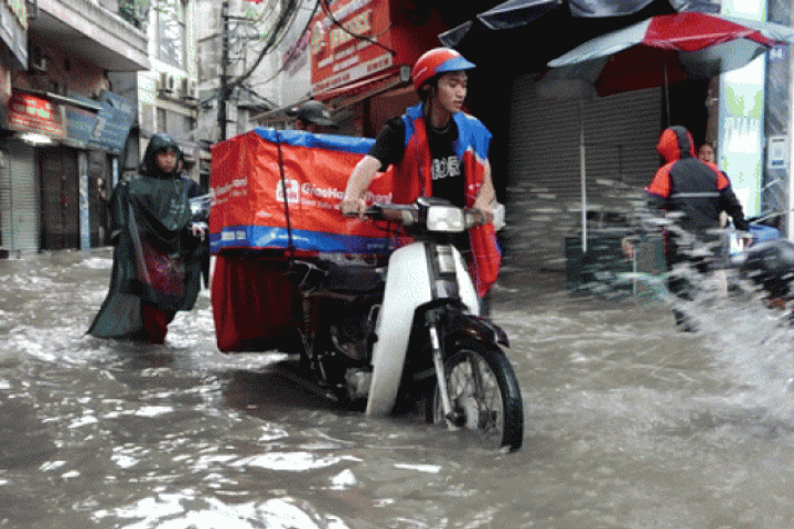 Đường Hà Nội ngập sâu, xe chết máy sau mưa lớn