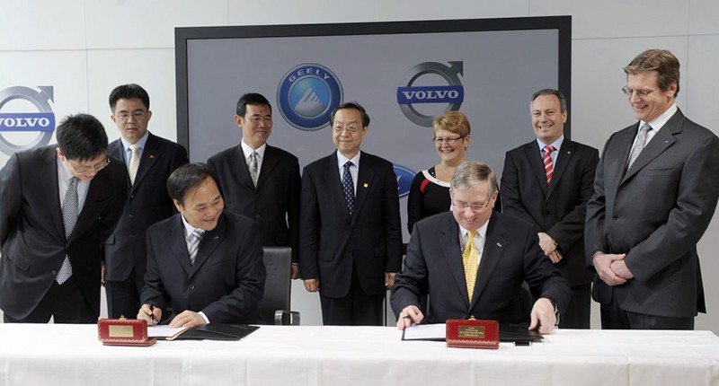 Ông Lý Thư Phúc – Chủ tịch Tập đoàn Geely ký thỏa thuận mua lại thương hiệu Volvo từ Tập đoàn Ford, đánh dấu bước ngoặt lớn trong quá trình quốc tế hóa của Geely