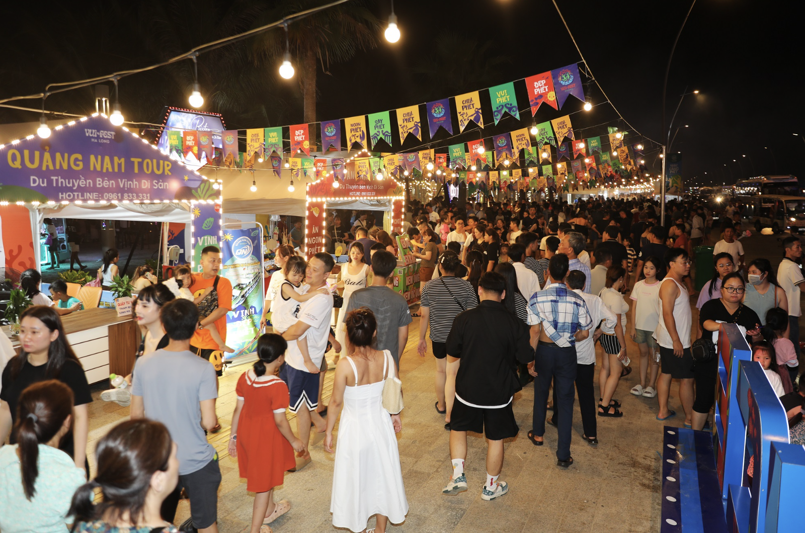 Khung cảnh chợ đêm Vui-Fest dưới những dải đèn lung linh
