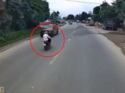 Xe máy - Xe đạp - Clip: Va chạm kinh hoàng khi xe máy lao ngược chiều vào đầu ô tô tải