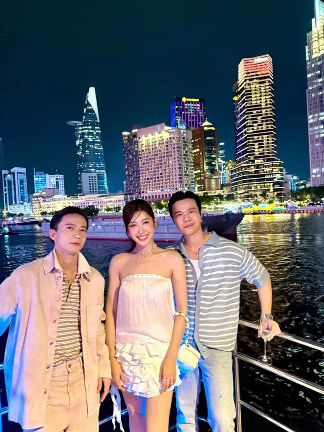 Hội bạn 4 người nay lại thiếu Võ Cảnh.