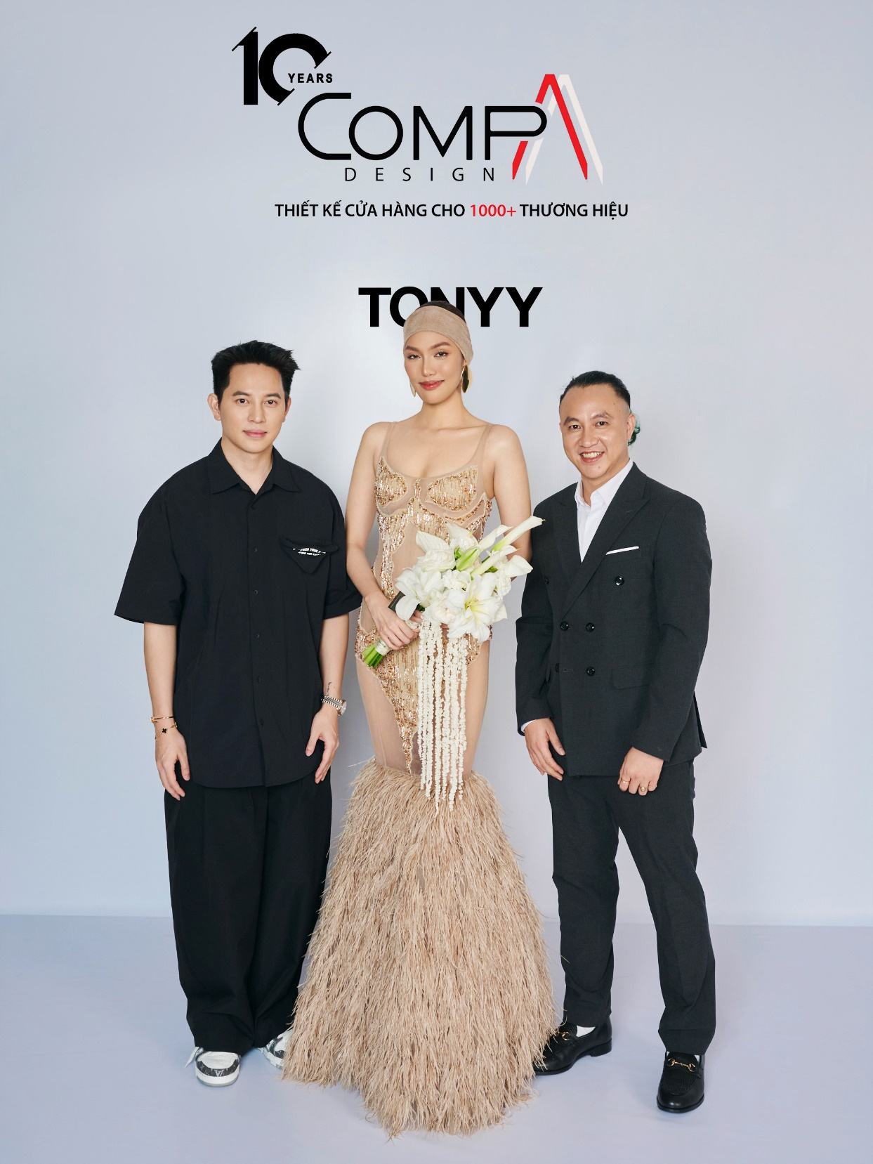 Vedette Lan Khuê bên NTK Tonyy và anh Vũ Xuân Quý - nhà sáng lập CompA Design.