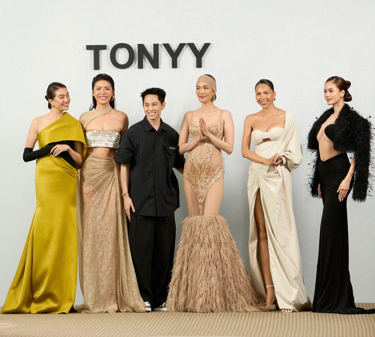 NTK Tonyy cùng 5 nàng thơ Lệ Hằng, Minh Tú, Lan Khuê, Minh Triệu, Như Vân (từ trái qua) ở cuối show "Le Muse" hôm 13/6.