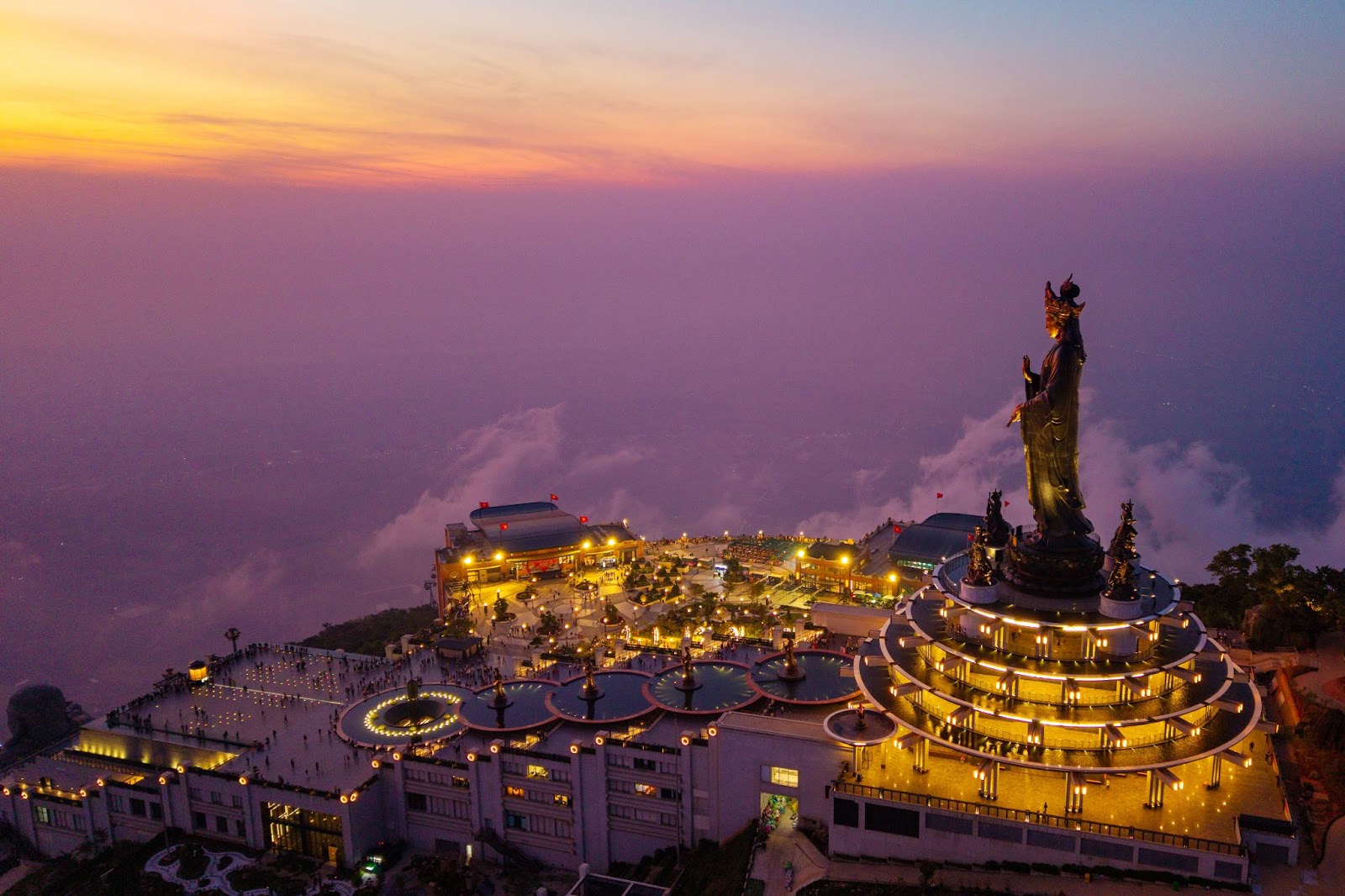 Tượng Phật Bà Tây Bổ Đà Sơn trên đỉnh núi Bà Đen. Ảnh: Sun World Ba Den Mountain