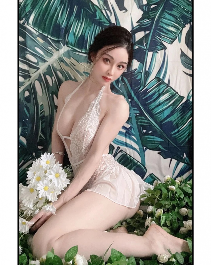 Yuan Herong sinh ra trong gia đình có truyền thống theo ngành y. Cô tốt nghiệp ngành y học cổ truyền và trở thành bác sĩ. Tuy nhiên, niềm đam mê võ thuật và thể hình luôn cháy bỏng trong cô.