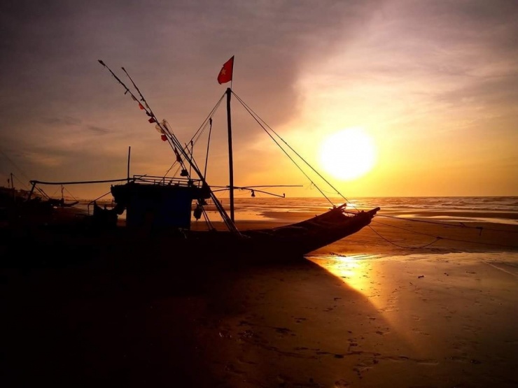 Đây chính là khoảnh khắc lý tưởng để thả lỏng tâm hồn, thiền định, hít căng lồng ngực hương biển mằn mặn và cảm nhận từng tia nắng đầu tiên chạm vào da thịt. Ảnh Tuan Anh