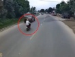 Clip: Va chạm kinh hoàng khi xe máy lao ngược chiều vào đầu ô tô tải