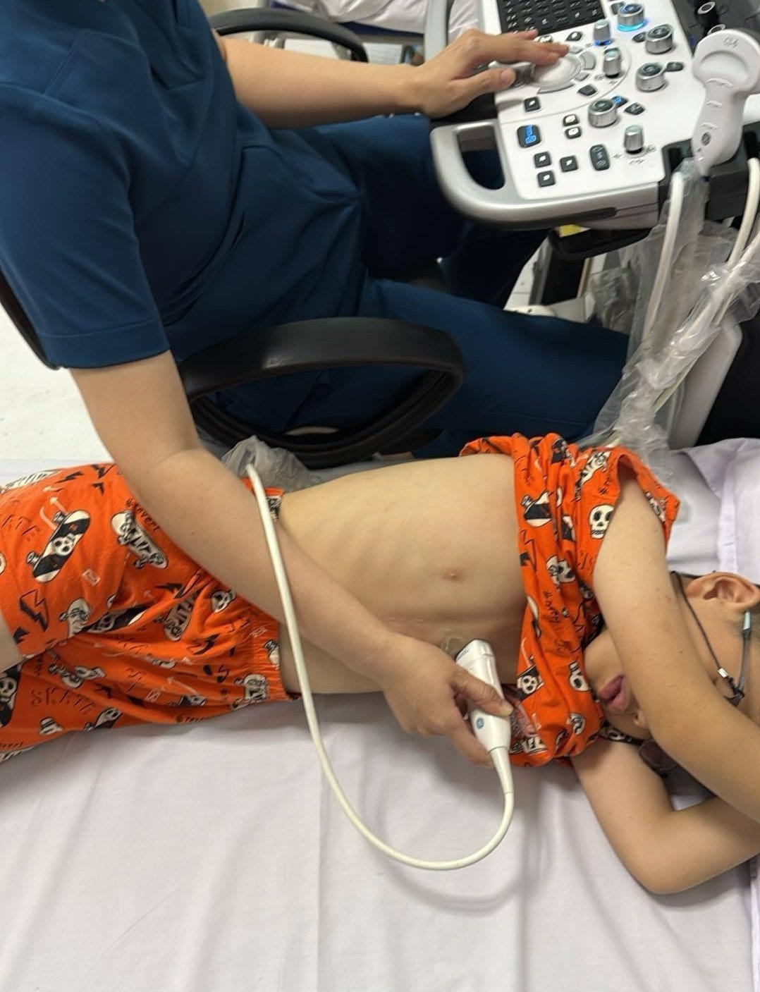 Gia đình chị L. đưa con đi khám sau khi trở về từ trại hè. Ảnh: NVCC