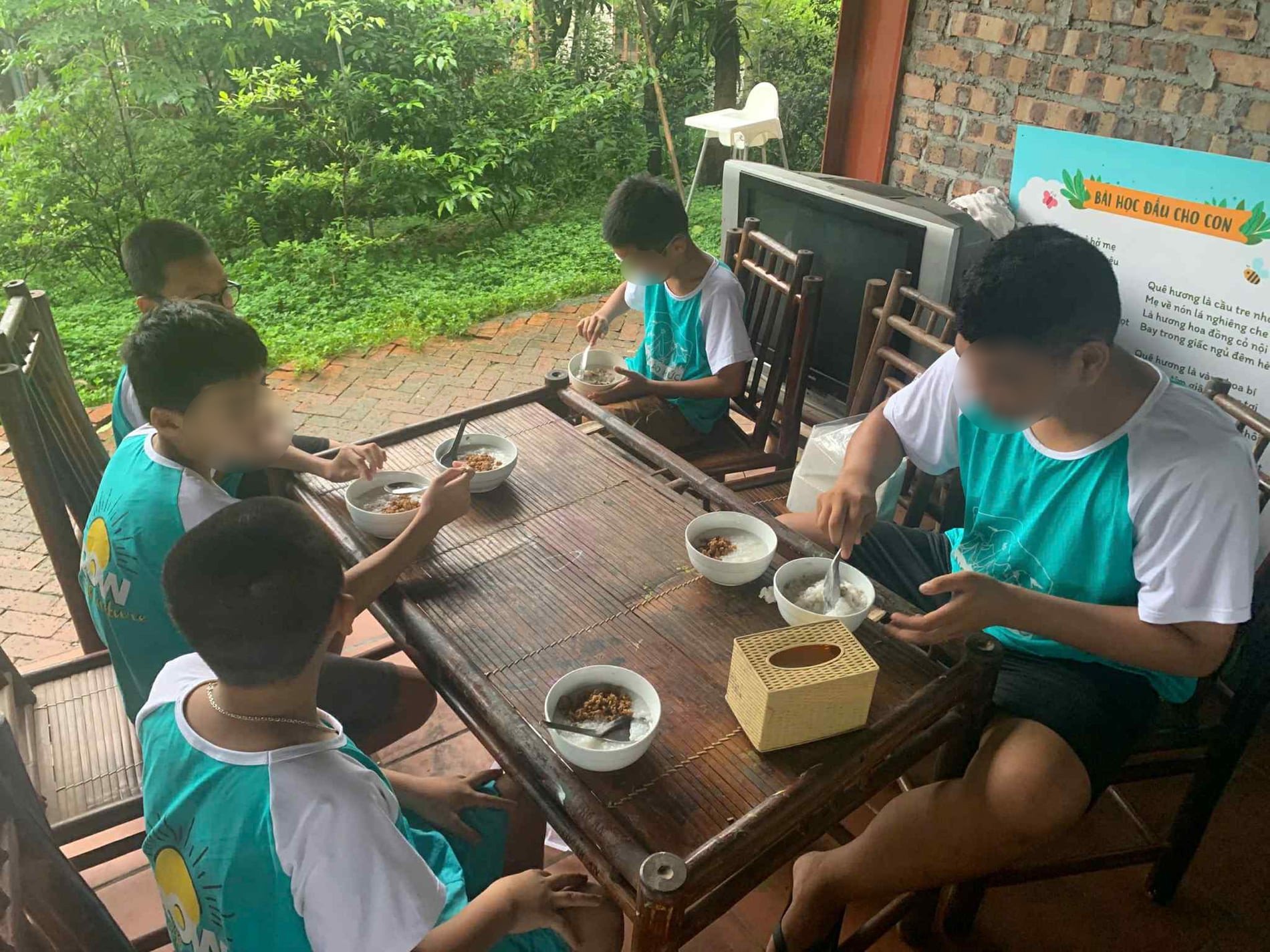 Chi gần 10 triệu đồng cho con đi trại hè 8 ngày, mẹ ở Hà Nội bức xúc khi đón con - 9